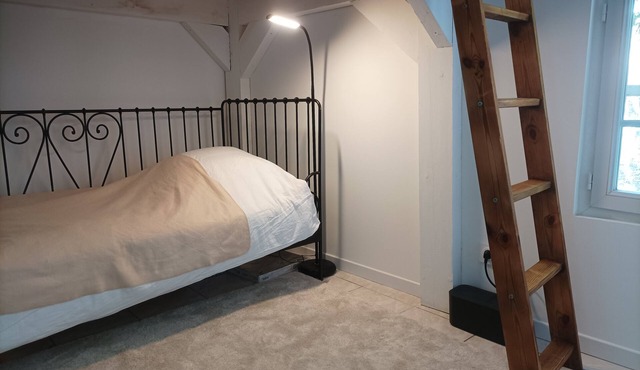 Chez Yahmz à la ville, minimalist studio in the heart of downtown Nemours