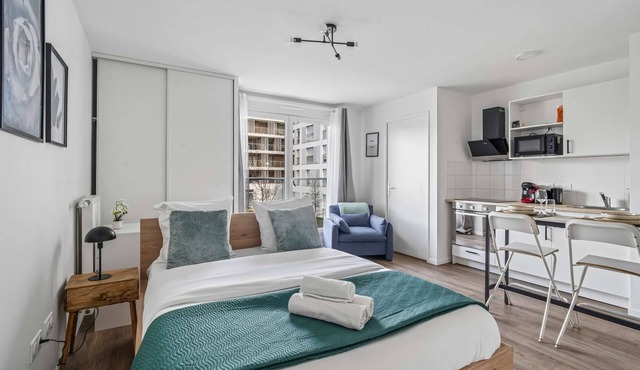 Chic and brand-new studio near Paris