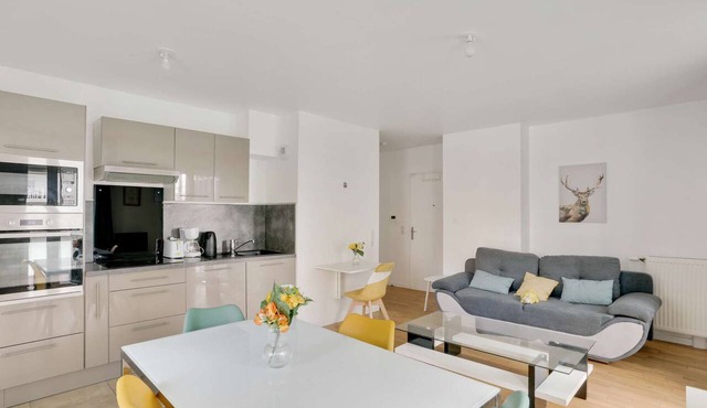 Chic apart with parking near Paris
