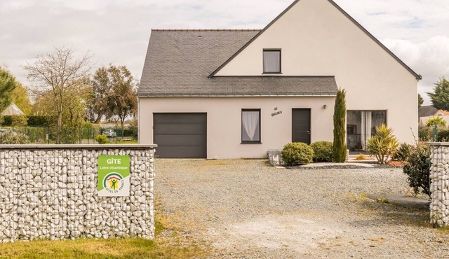 Coastal Retreat: Modern Home 100m from Sea, Close to Shops, Spacious Garden, WiFi, Baby-Friendly