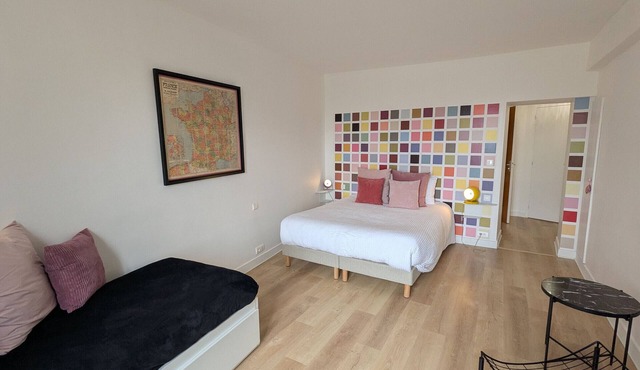 Colorful room in Briare center, breakfast included