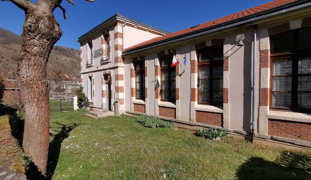 Comfortable 3-bedroom cottage by the Allier River