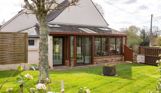 Comfortable Cottage Between Land and Sea with Wi-Fi in Pont-Aven