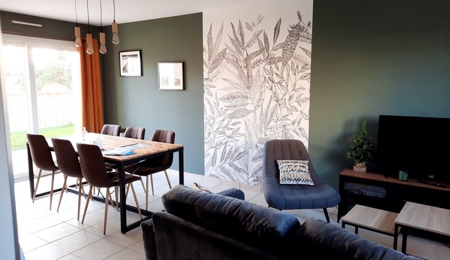 Comfortable family gite by the sea, pets welcome.