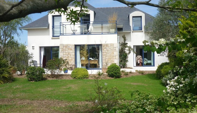 Comfortable ground floor on garden, near sea.