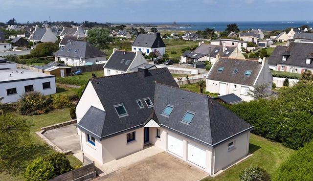 COMFORTABLE VILLA 5 MINUTES WALK FROM GRÈVE BLANCHE BEACH