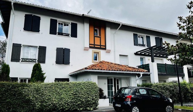 Confortable T2 à Cambo-Les-Bains avec Terrasse et Parking - FR-1-495-87