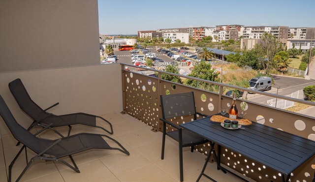 Confortable T2 avec terrasse, parking & vue étang in Sète