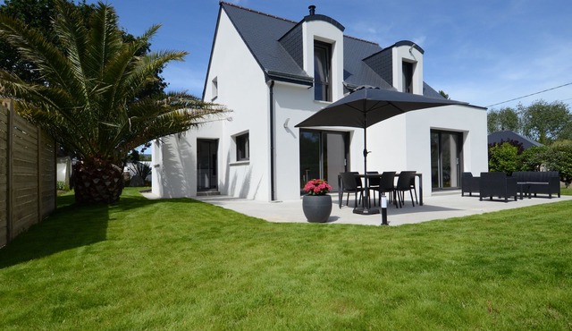 Contemporary 4* house in Trégastel, close to beaches and shops.