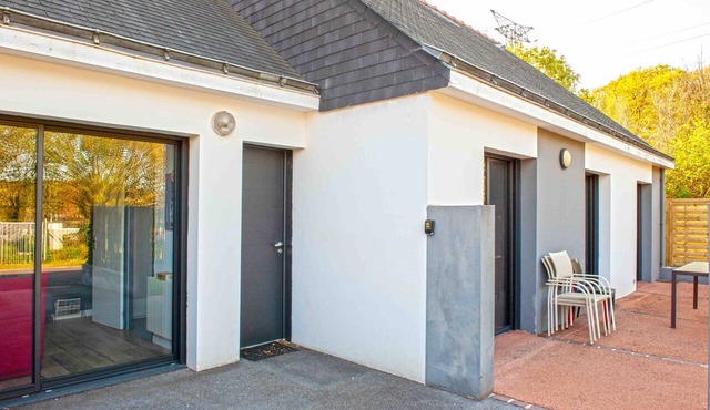 Contemporary Holiday Home with Shared Terrace