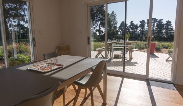 Contemporary House: Close to Town and Beach, Pets Allowed