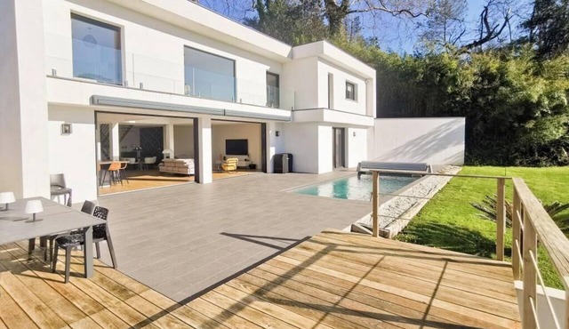 Contemporary villa with a pool in Bayonne, set in lush greenery