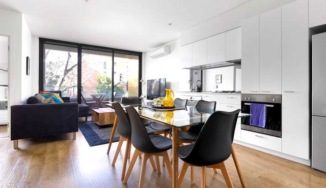 Cosmo Stays- Peaceful 2BR Designer Apartment. Fabulous Location. Free Parking. in Carlton