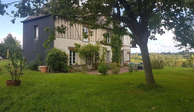 Cosy house in Normandy. Fireplace and large garden, near Villages and Beaches.