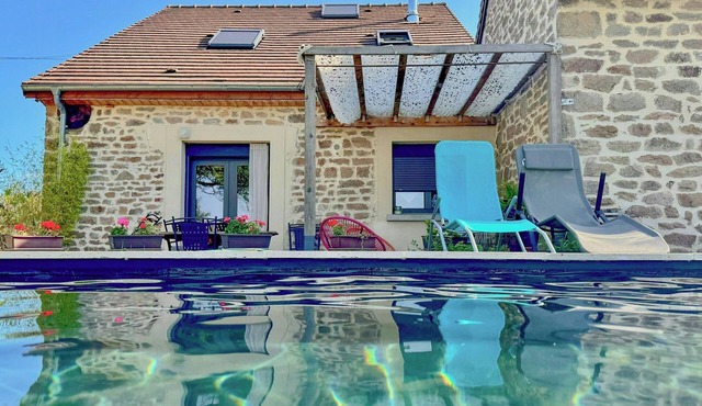 Cottage with natural pool in Burgundy