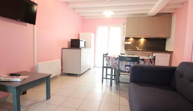 Cottage 600m from beach, pets allowed, parking