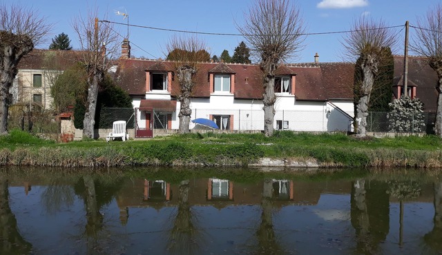 Cottage detached house by the canal