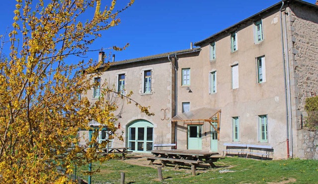 Cottage for 14 guests in La Chabanne with WiFi and pets allowed