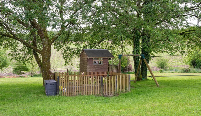 Cottage 'Gîte L'Hirondelle' with Shared Pool, Private Terrace and Wi-Fi