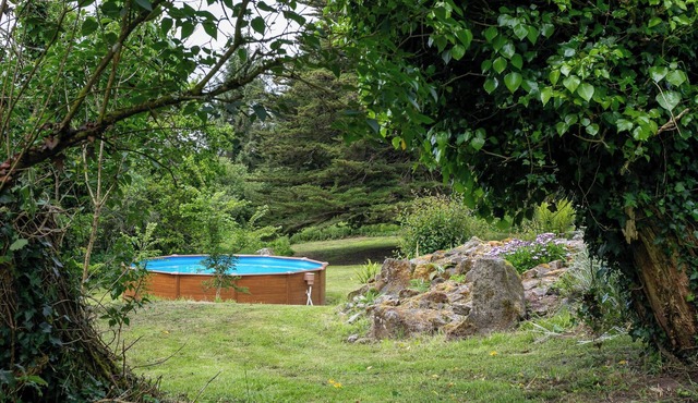 Cottage 'Gîte Le Cornouaille - 8 Personnes' with Shared Pool, Shared Garden and Wi-Fi