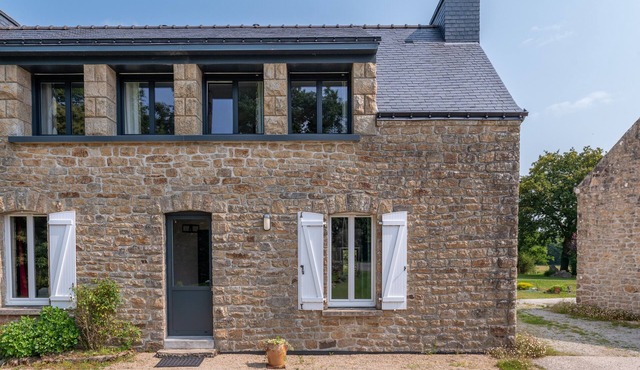 Cottage 'Le Chant Des Oiseaux' with Private Terrace, Shared Garden and Wi-Fi