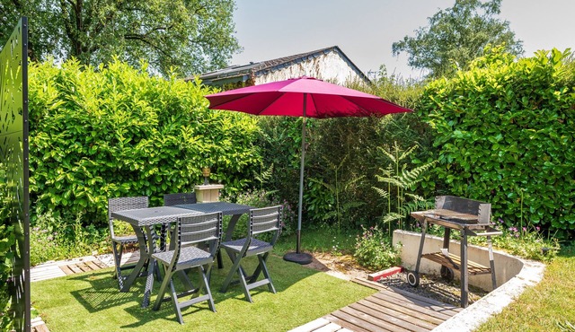 Cottage “Le Nid de Tristan et Iseut” with Private Terrace, Garden & Wi-Fi
