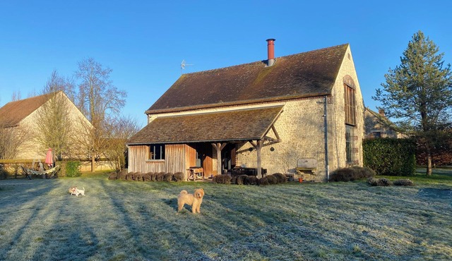 Country family home, 1h15 away from Paris. Animals accepted.