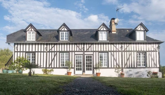 Country house in the Pays d'Auge between villages