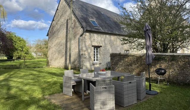 Country house nestled in a stable near Utach Beach. Dogs welcome!