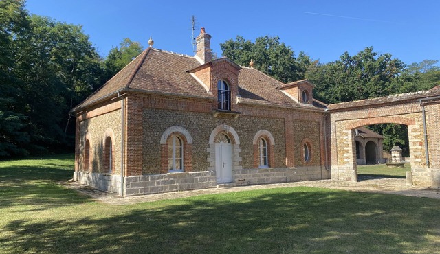 Country house next to a golf course, in the Fontainebleau region.