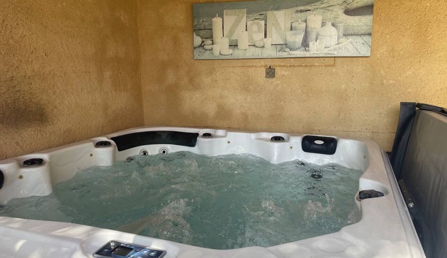 Country house with jacuzzi, sleeps 15