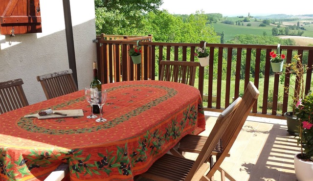 Country villa, beautiful view, above ground pool, children's play area, a lac !