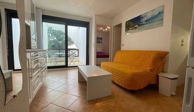 Cozy 1-Bedroom Apartment with Terrace, Steps from Saint-Georges-de-Didonne Beach in Saint-Georges-de-Didonne