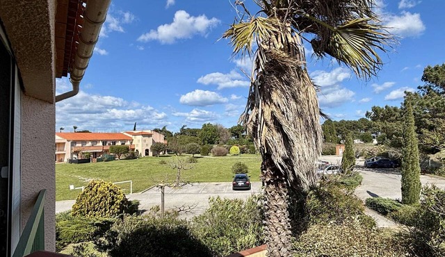 Cozy 2-Room Apartment with Terrace and Private Parking, 300m from Beach