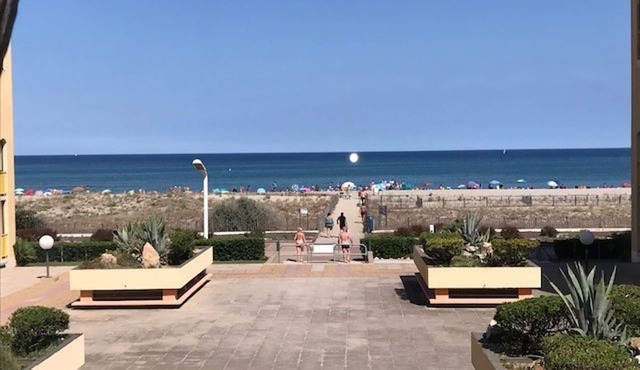 Cozy Beachfront Studio Cabin for 4 in Port Barcarès, Near Shops & Aqualand