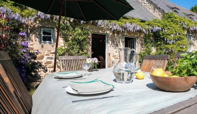 Cozy Breton longhouse with a peaceful garden