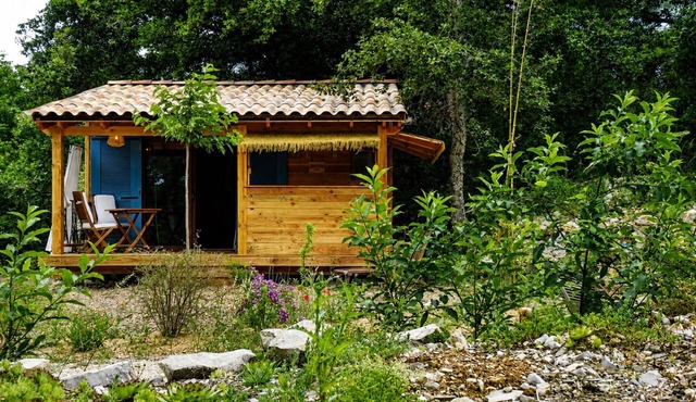 Cozy cottage under the oaks with outdoor kitchen, ideal for recharge.