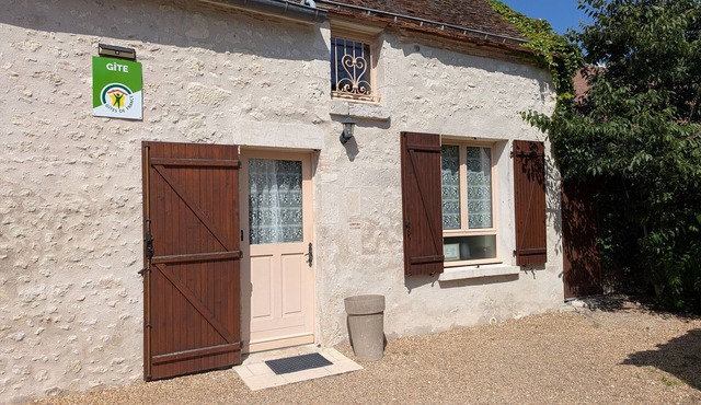 Cozy Cottage near Loire Valley Castles & Sologne, Sleeps 4, Private Terrace, Parking Included