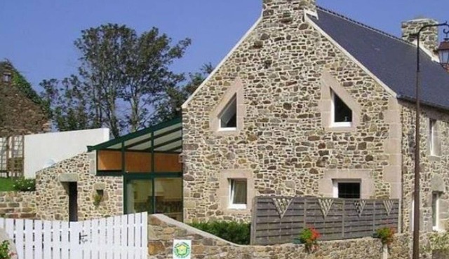 Cozy Cottage with Fireplace, Garden, and Game Room near the Sea