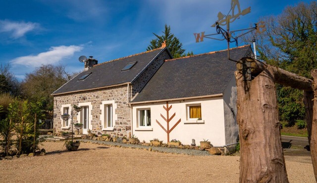 Cozy detached cottage for up to 6 within walking distance of Vallée des Saints