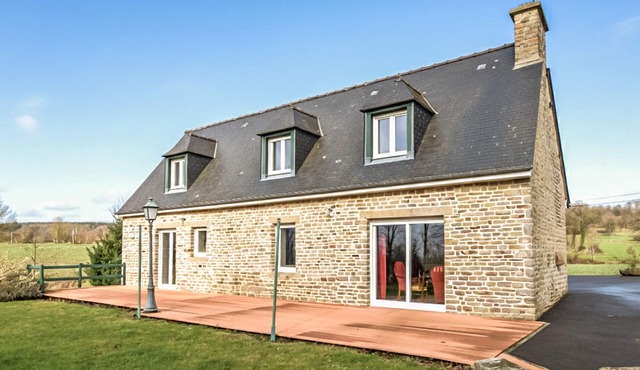 Cozy home in MONTCHAMP VALDALLIERE with WiFi