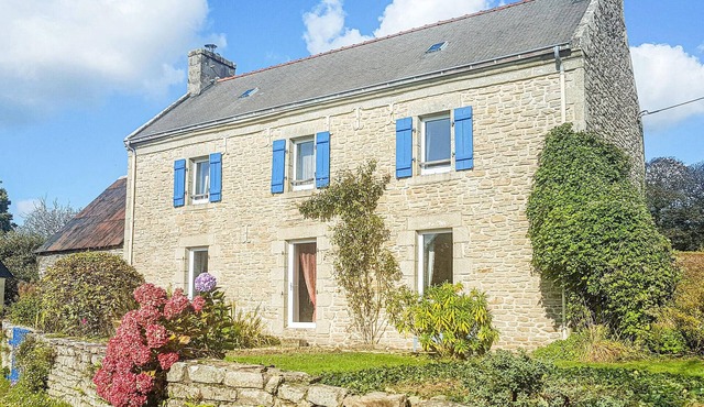 Cozy home in Plogastel St Germain with WiFi
