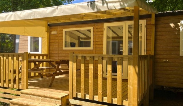 Cozy mobile home with terrace for 6 people