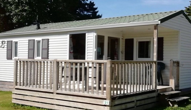 Cozy mobile home with terrace in La Couarde