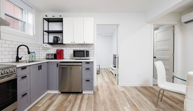 Cozy Montreal retreat in the charming neighborhood of Ahuntsic (5mn to Sauvé) in Montréal