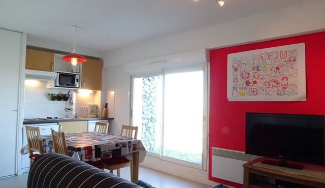 Cozy Ski-In/Ski-Out Apt, Sleeps 6, Mountain Views, Free Parking, Ski Locker, TV, Dishwasher