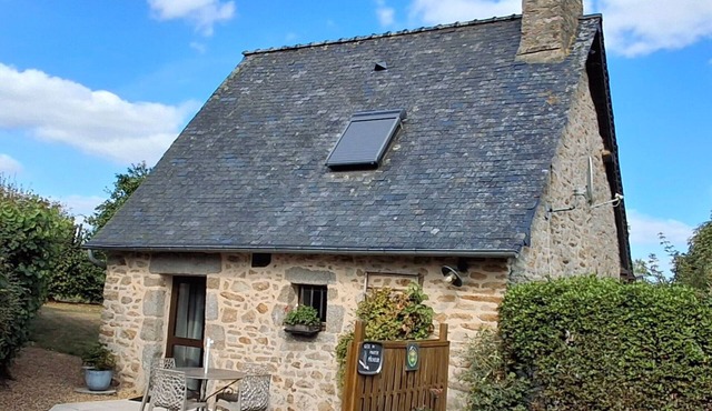 Cozy Stone Cottage with Private 8ha Fishing Pond and Scenic Surroundings - Ideal for Nature Lovers