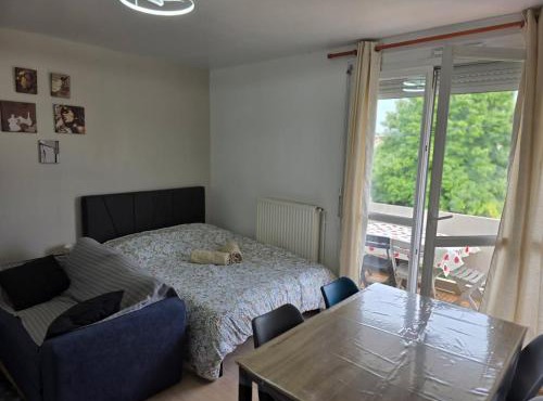 Cozy studio, 5 min from Cosne train station, 3rd floor