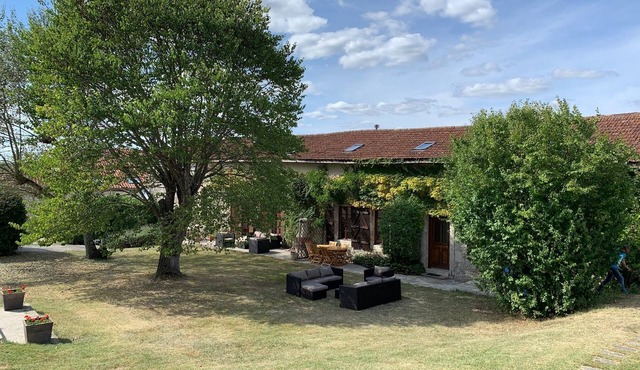 Crillon Sleeps 8 with shared 12m x 6m swimming pool