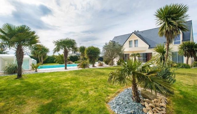 Crucano palm groves, the house itself has a heated swimming pool for 10 people